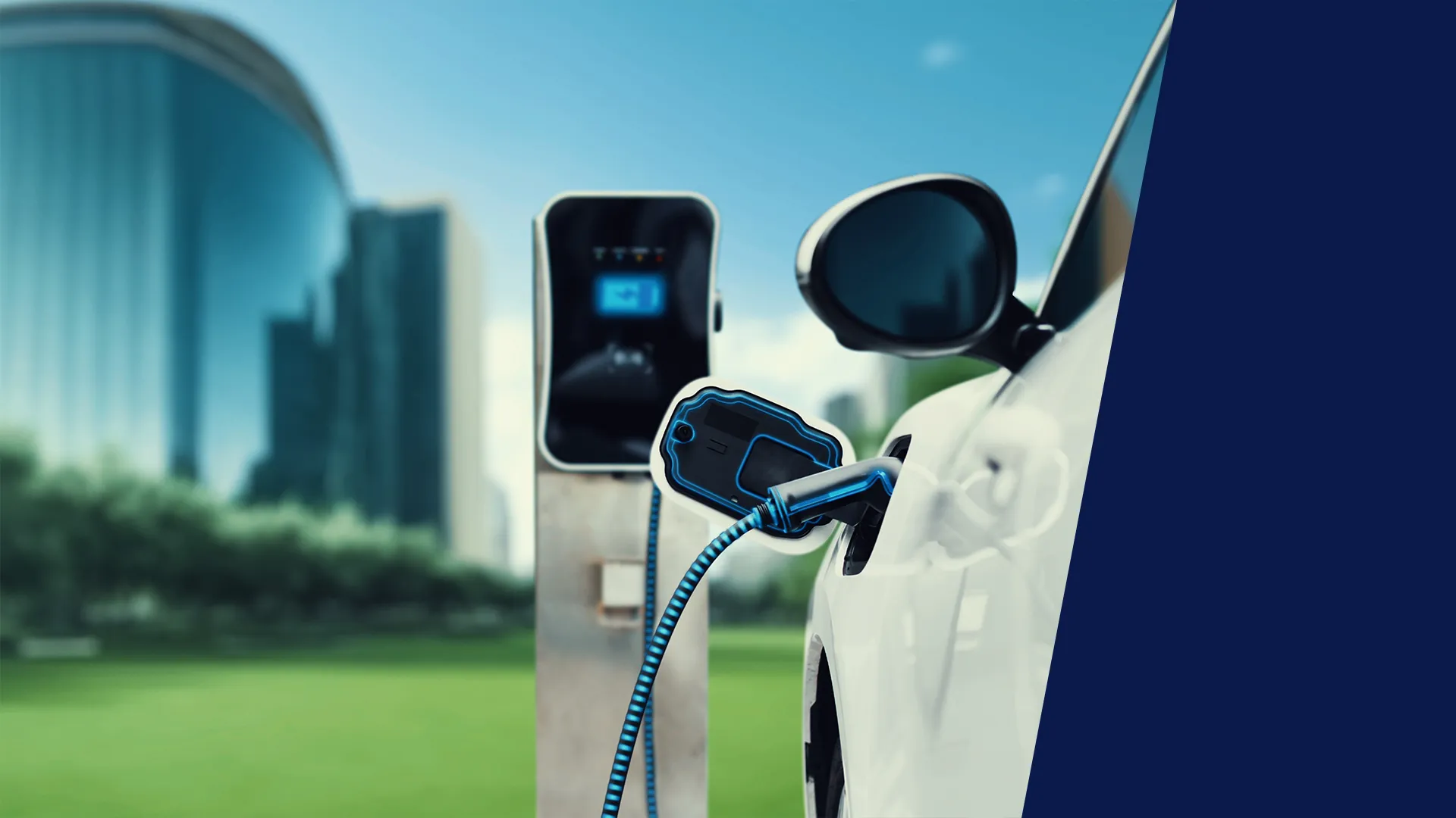 Estação de recarga com cabo azul conectada a carro elétrico branco, com prédios residenciais ao fundo